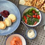 Идеальный Завтрак для Здоровья и Красоты: Тортилья с Авокадо, Хумусом и Лососем