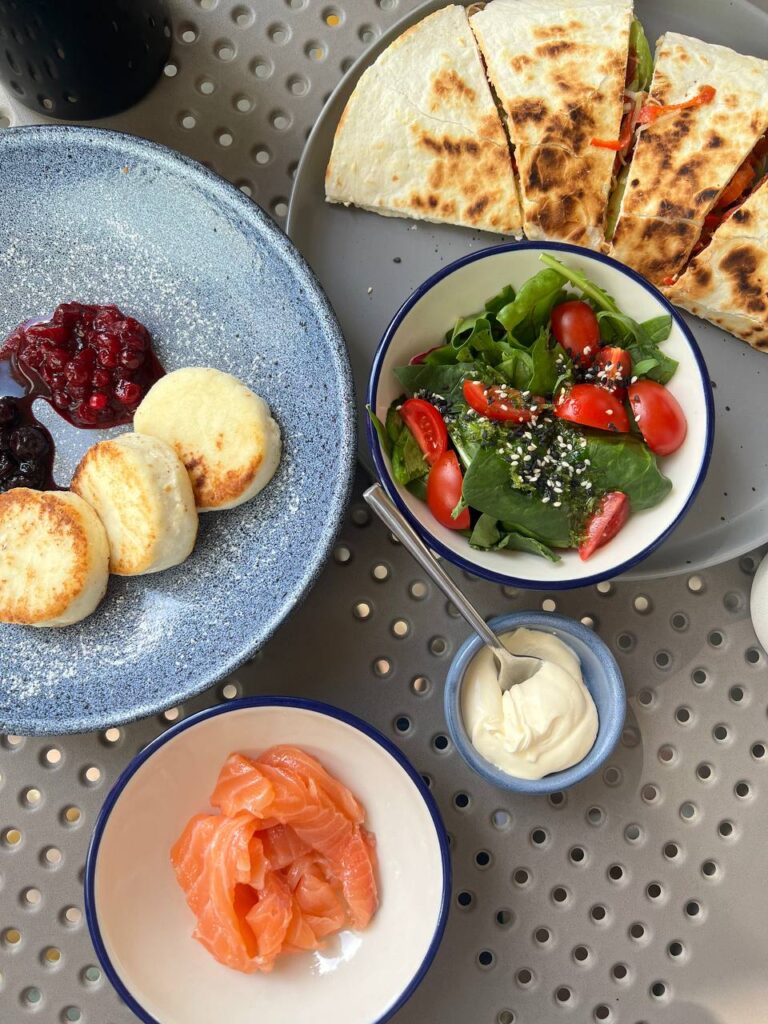 Идеальный Завтрак для Здоровья и Красоты: Тортилья с Авокадо, Хумусом и Лососем