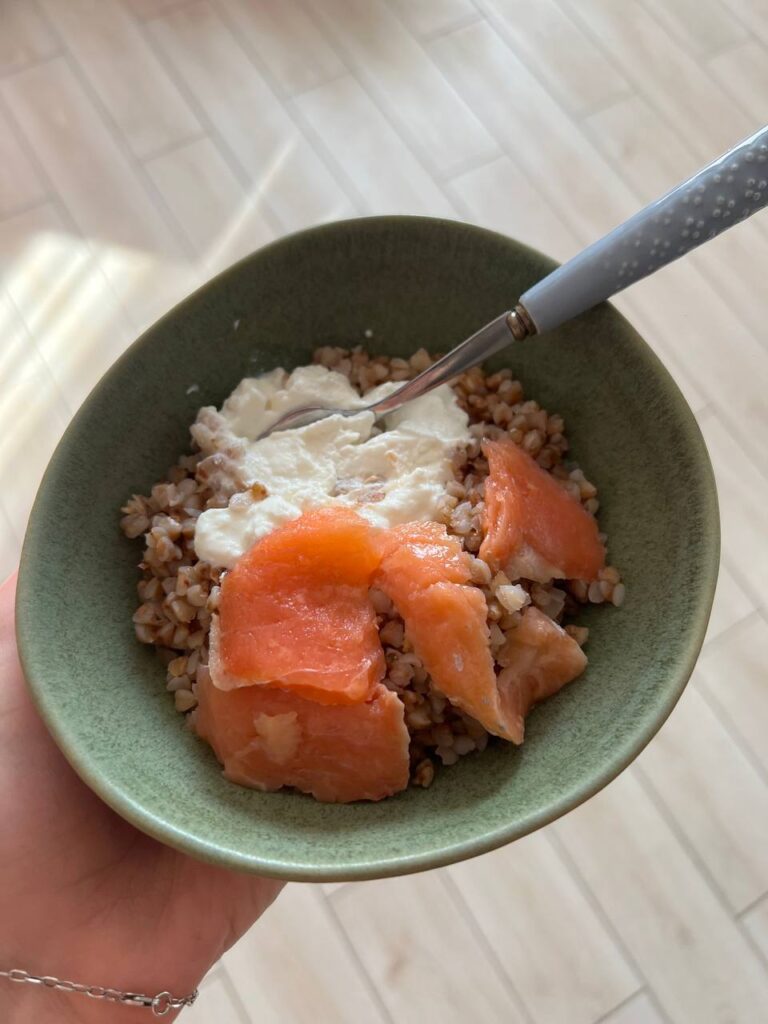 Здоровый завтрак: гречка, рикотта и рыба для энергии и красоты