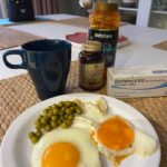 Уютный завтрак: яичница как символ домашнего тепла