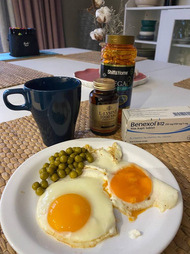 Уютный завтрак: яичница как символ домашнего тепла