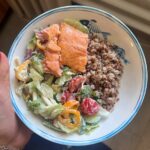 Рецепт здорового обеда: Горбуша, гречка и салат