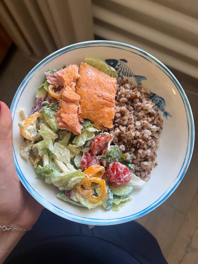 Рецепт здорового обеда: Горбуша, гречка и салат