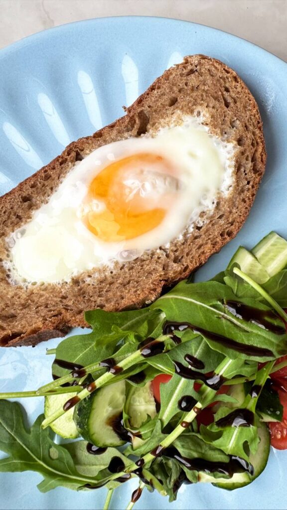 Здоровые завтраки: яйца, овощи и ягоды для энергии и красоты