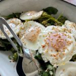 Быстрый завтрак: яйца пашот с брокколи и шпинатом в микроволновке за 10 минут