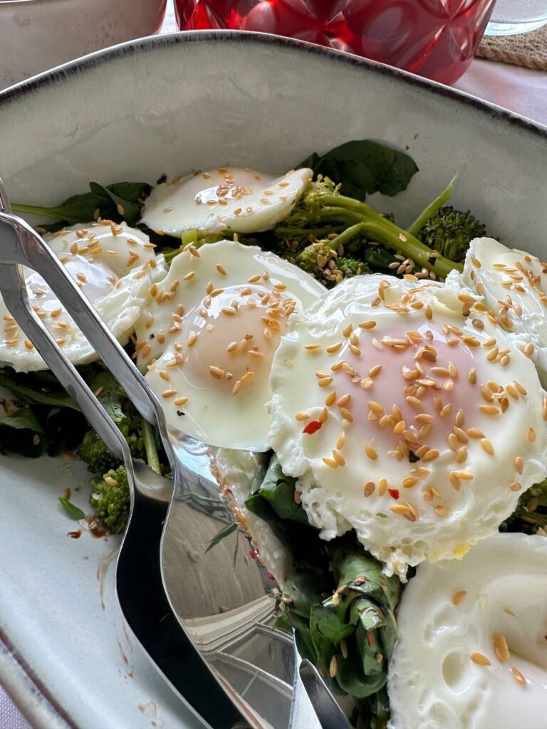 Быстрый завтрак: яйца пашот с брокколи и шпинатом в микроволновке за 10 минут