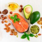 Полезные жиры: авокадо, оливковое и кокосовое масло, шоколад, семечки и сало