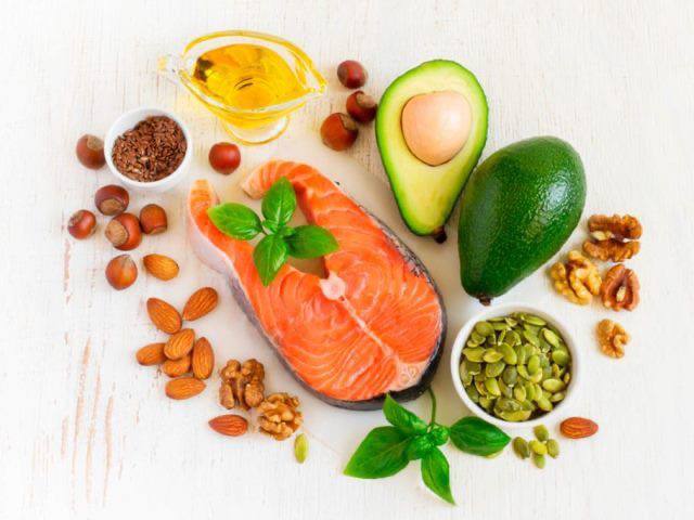 Полезные жиры: авокадо, оливковое и кокосовое масло, шоколад, семечки и сало