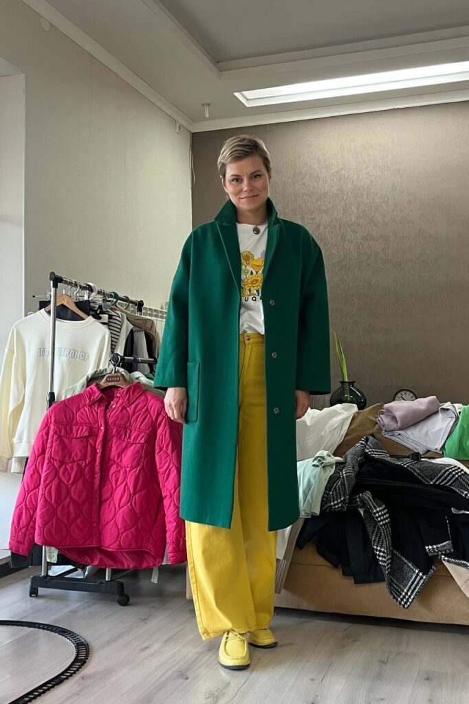 Яркие цвета в гардеробе: как стильно сочетать фуксию и желтый