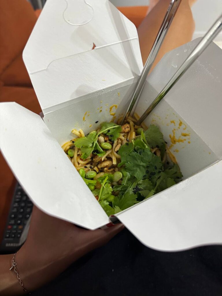 Ленивый воскресный обед: лапша с креветками и доставка еды