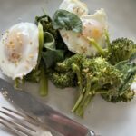 Яркий и полезный завтрак: Пашот с брокколи и шпинатом