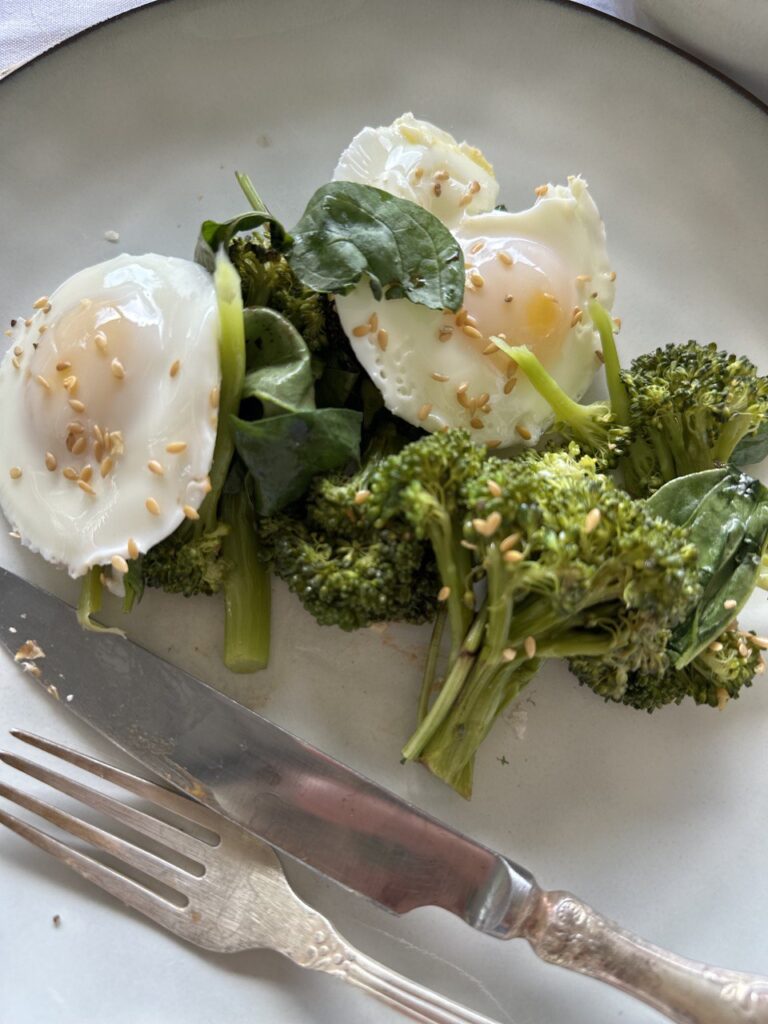 Яркий и полезный завтрак: Пашот с брокколи и шпинатом