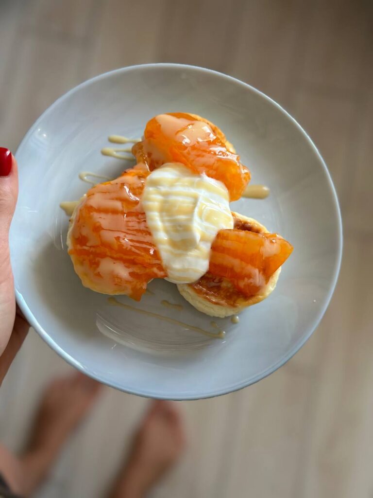 Праздничный завтрак: сырники, йогурт, хурма и кофе для здоровья и красоты