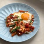 Идеальный завтрак: яичница с овощами и фетой