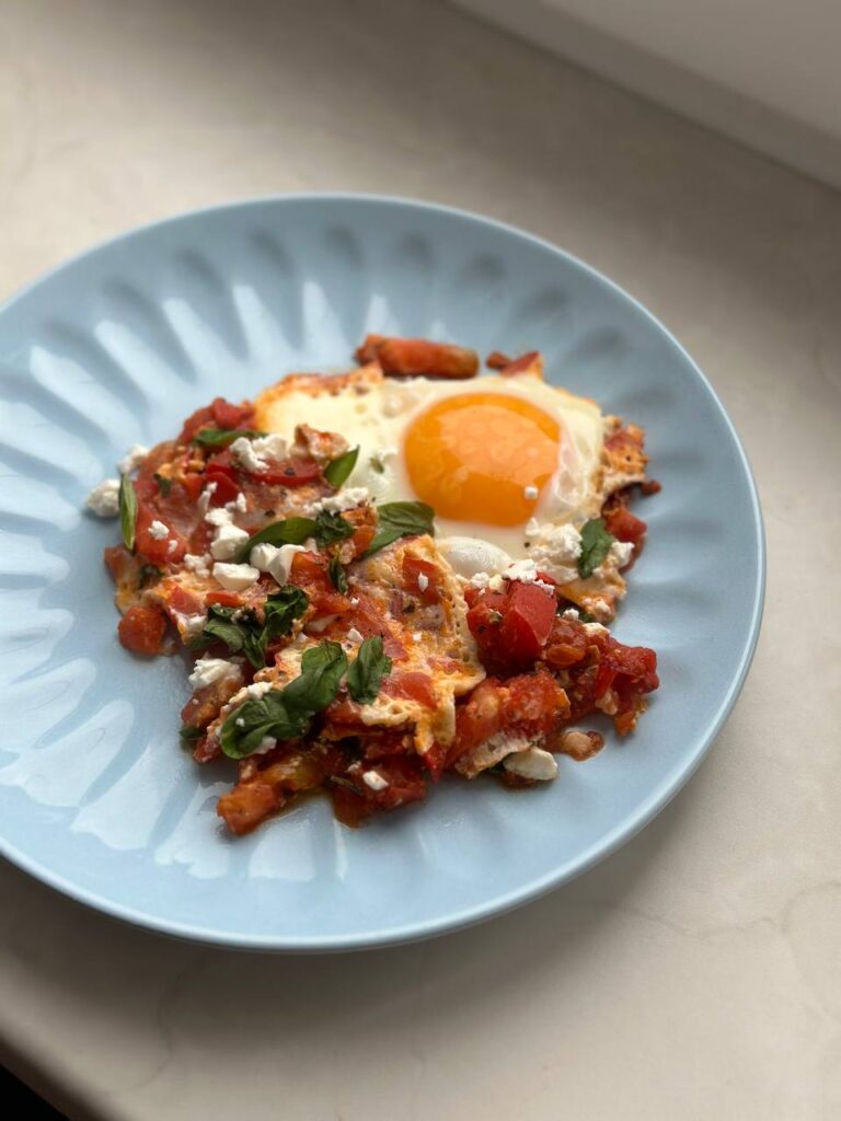 Идеальный завтрак: яичница с овощами и фетой