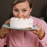 Сильный голод перед месячными: причины и как справиться