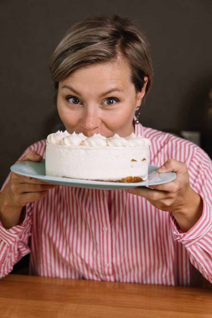 Сильный голод перед месячными: причины и как справиться