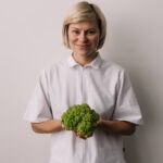 Почему постоянно хочется есть: причины и что делать