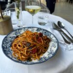 Идеальный обед: паста с морепродуктами и бокал вина