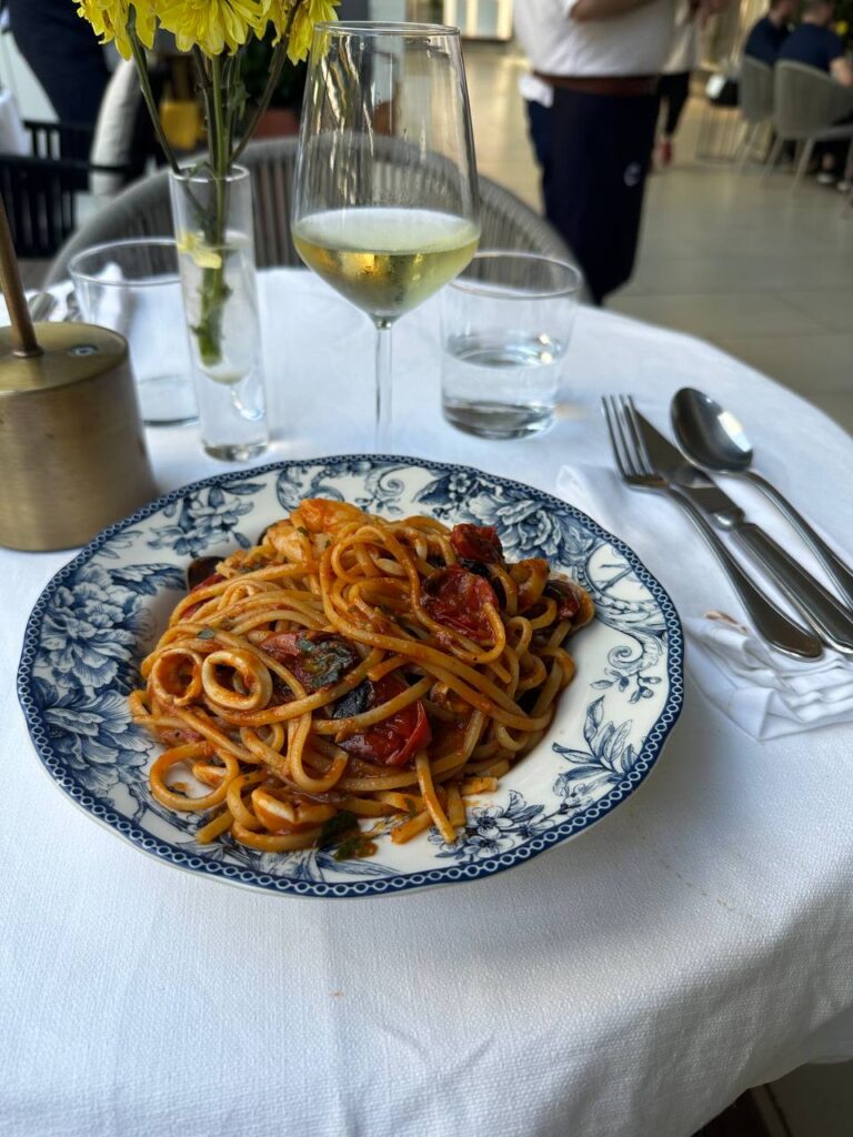 Идеальный обед: паста с морепродуктами и бокал вина