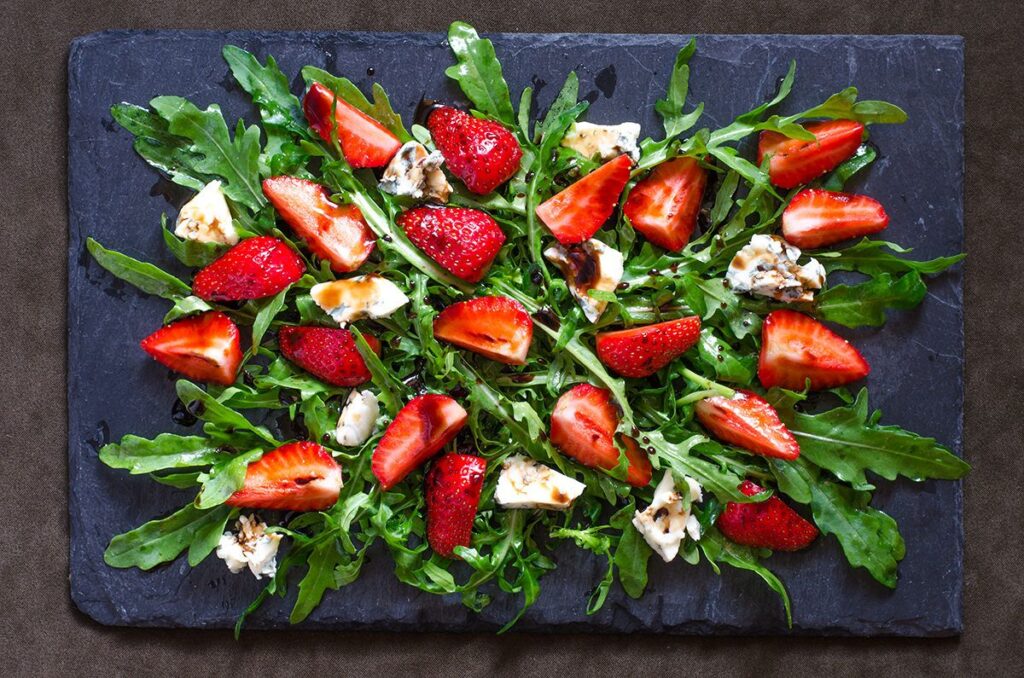 Салат с клубникой и голубым сыром: легкий рецепт для здоровья и красоты