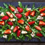 Салат с клубникой и голубым сыром: легкий рецепт для здоровья и красоты