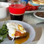 Здоровый завтрак: лосось, пашот и трюфельный соус для красоты и энергии