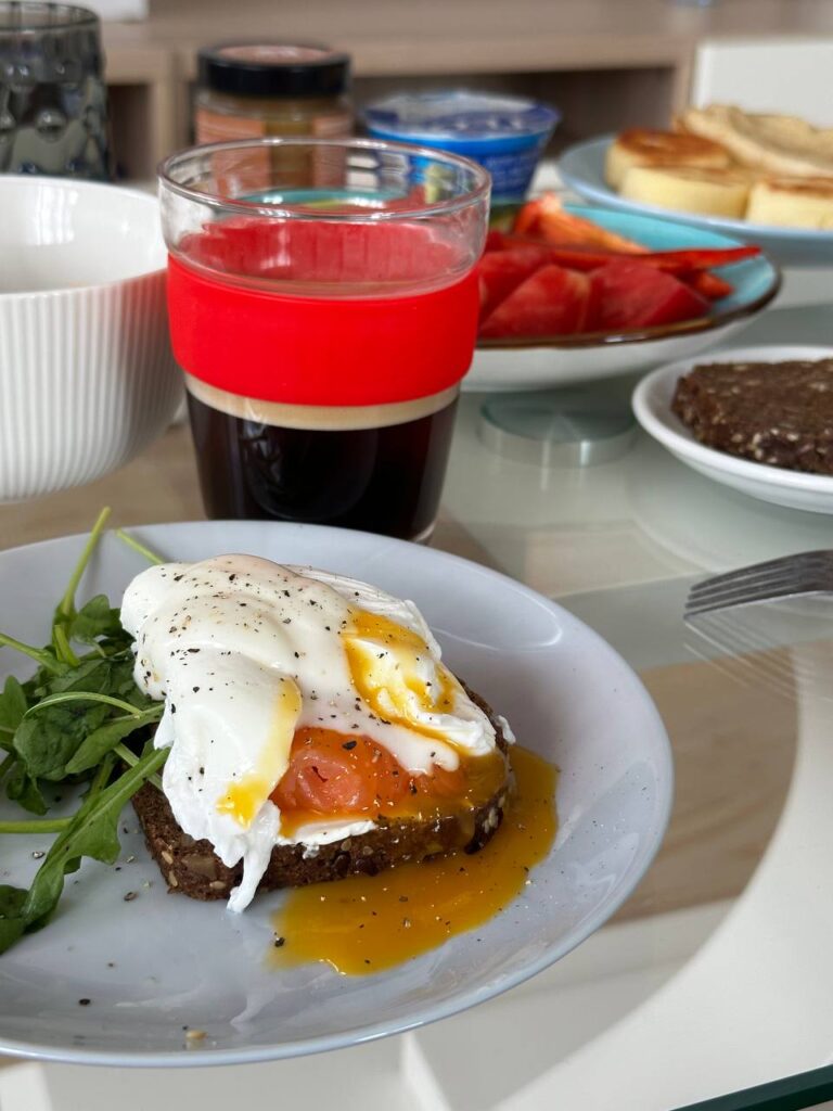 Здоровый завтрак: лосось, пашот и трюфельный соус для красоты и энергии