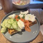 Идеальный завтрак: Творожная вафля с лососем и сырники