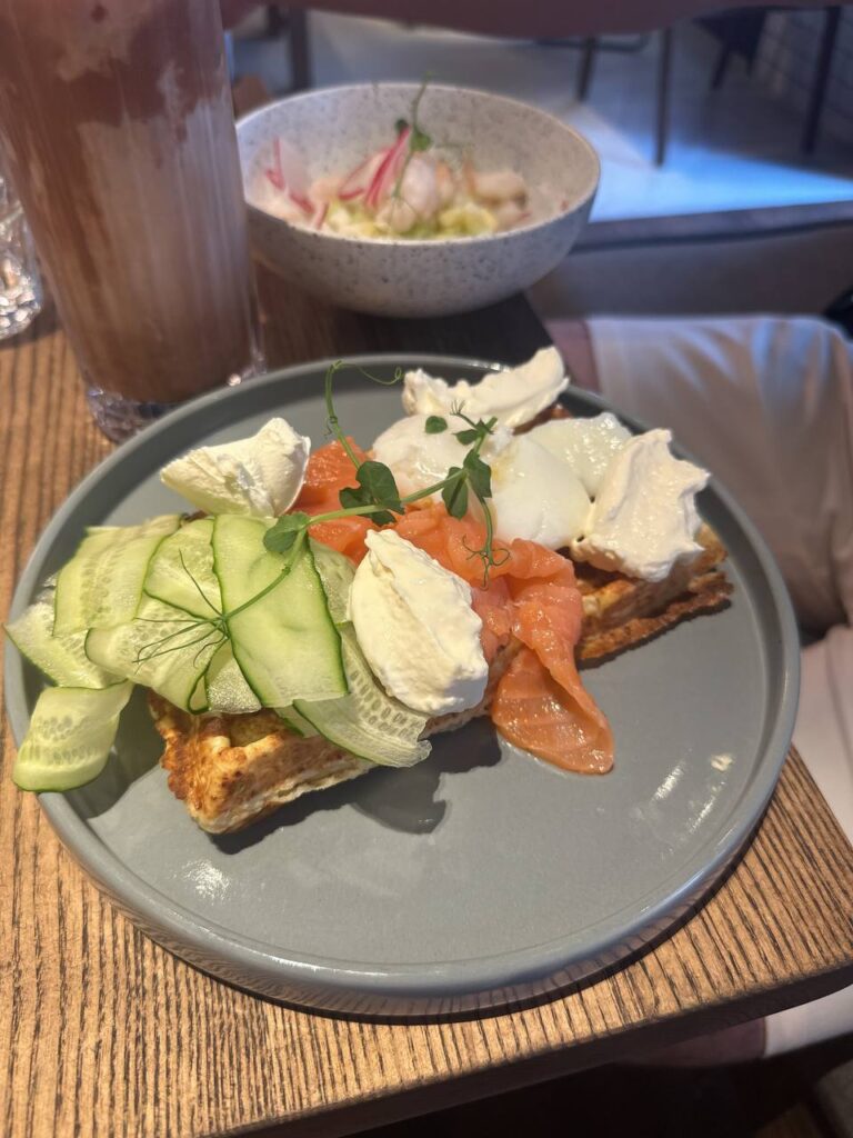 Идеальный завтрак: Творожная вафля с лососем и сырники