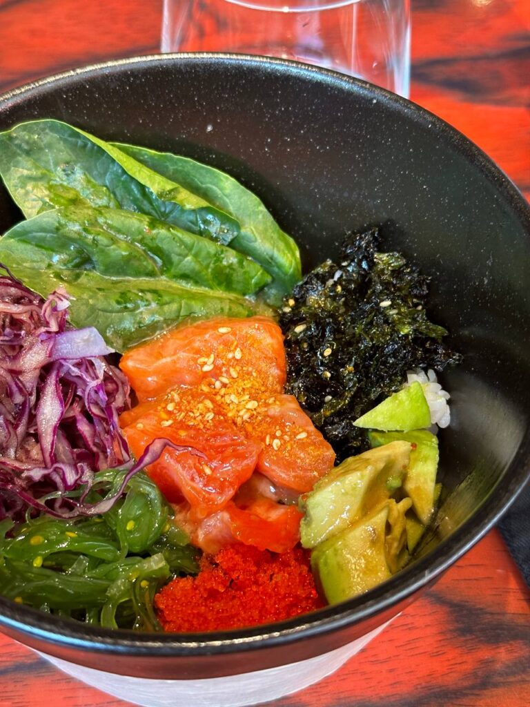 Поке с лососем: польза, калории и мифы о рисе