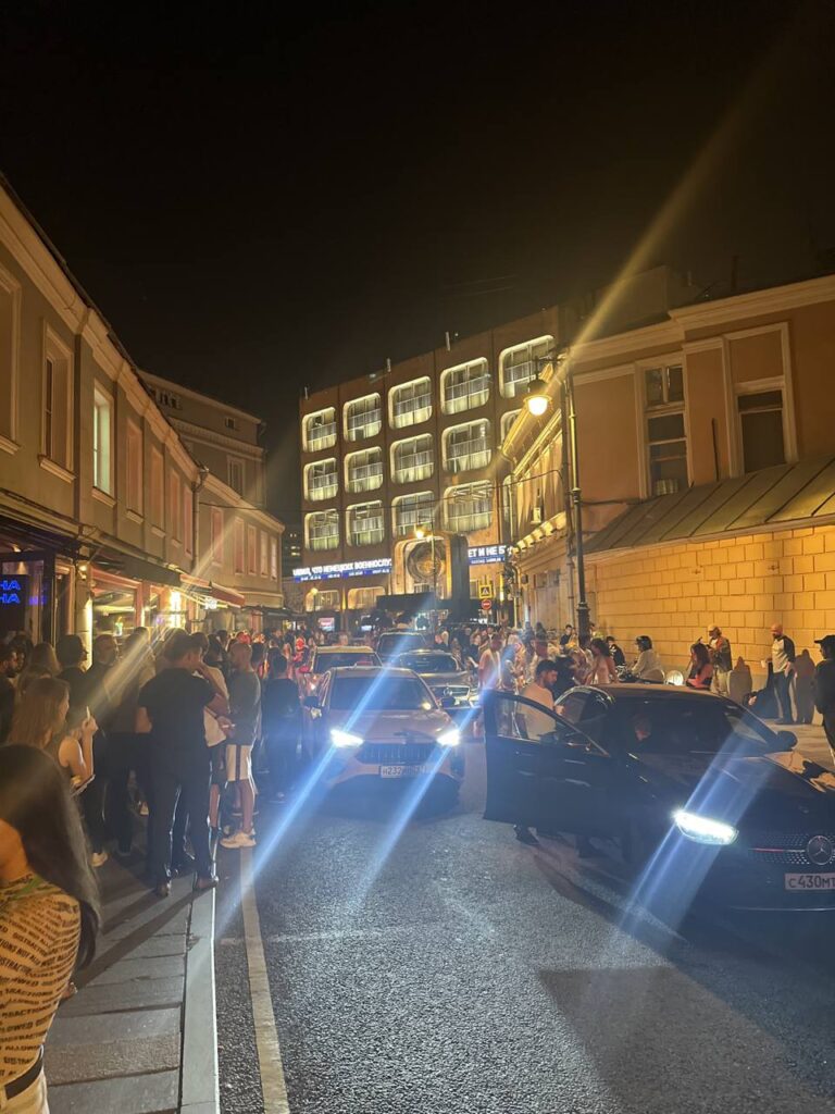 Москва: Долгая дорога, вино и подготовка к выступлению