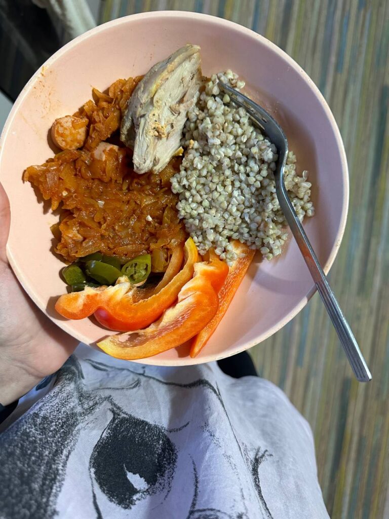 Здоровое питание: Эстетика обеда с гречкой и курицей