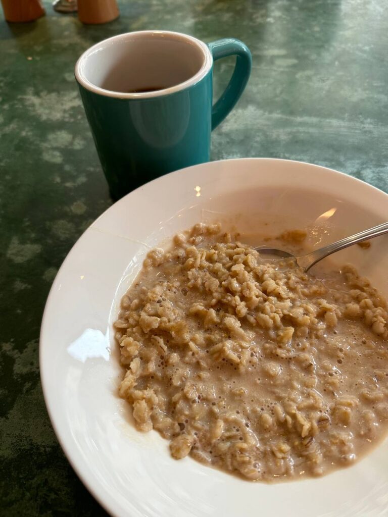 Завтрак марафонца: Овсянка, миндальное молоко, мед и кофе для энергии и красоты