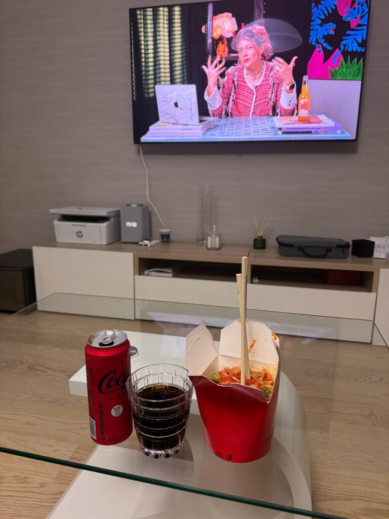 Ужин для души и тела: китайская лапша, кола зеро и немного радости! 🍜